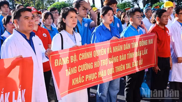 Các thành viên Đoàn là cán bộ nhân viên y tế trước lúc lên đường hỗ trợ người dân tỉnh Đắk Lắk khắc phục hậu quả do thiên tai.