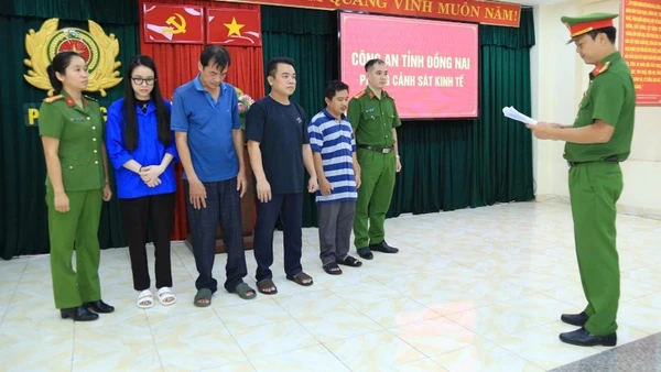 Cơ quan Cảnh sát điều tra đọc quyết định khởi tố, bắt tạm giam 4 đối tượng.