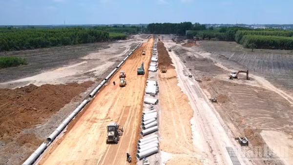 Thi công dự án xây dựng đường 25C kết nối trực tiếp với đường T1 sân bay Long Thành.