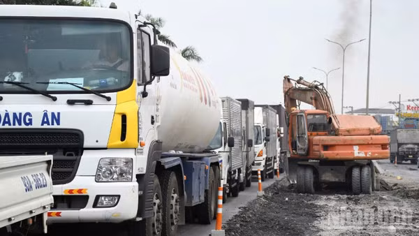 Đơn vị thi công sửa chữa Quốc lộ 51 đoạn qua địa bàn phường Phước Tân.