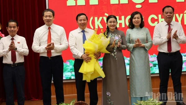 Các đồng chí trong tập thể Thường trực Tỉnh ủy Đồng Nai chúc mừng đồng chí Nguyễn Văn Út được bầu giữ chức Chủ tịch Ủy ban nhân dân tỉnh.