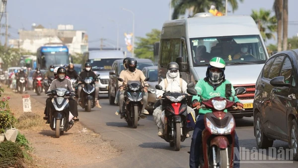 Dòng xe đông đúc trên Quốc lộ 1 qua địa bàn tỉnh Đồng Nai trong ngày 22/2.