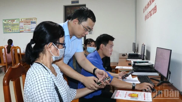Bảo Đảm An Toàn Lao Động Là Trách Nhiệm Của Cả Người Lao Động Và Người Sử Dụng Lao Động Lãnh Đạo Xã Long Thành Hướng Dẫn Người Dân Nộp Hồ Sơ Trực Tuyến Tại Trung Tâm Phục Vụ Hành Chính Công.