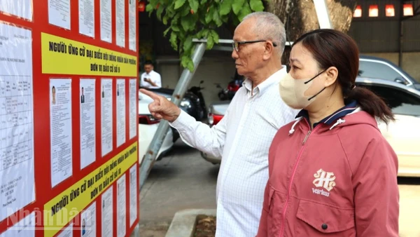 Cử tri tỉnh Đồng Nai nghiên cứu tiểu sử các ứng cử viên đại biểu Quốc hội khóa XVI và hội đồng nhân dân các cấp nhiệm kỳ 2026-2031 tại điểm niêm yết phường Trảng Dài.