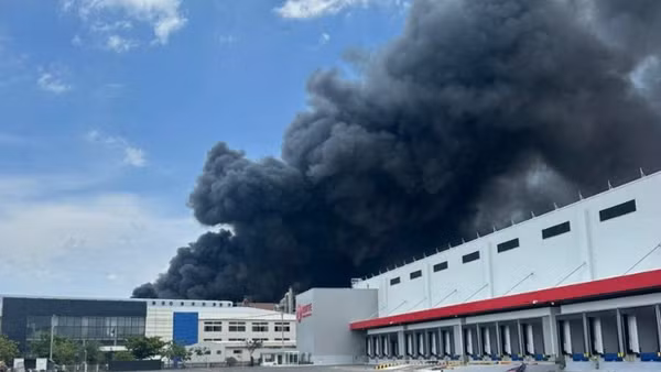 Vụ cháy với khói bốc cao hàng chục m.