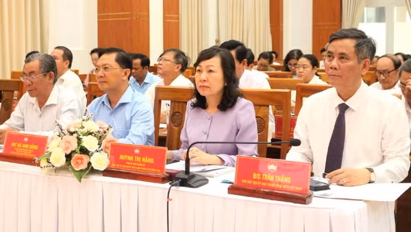 Phó Chủ tịch Ủy ban Trung ương Mặt trận Tổ quốc Việt Nam Trần Thắng cùng Phó Bí thư Thành ủy, Chủ tịch Ủy ban Mặt trận Tổ quốc Việt Nam thành phố Đồng Nai Huỳnh Thị Hằng và các đại biểu.