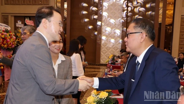 Phó Chủ tịch Thường trực Ủy ban nhân dân tỉnh Đồng Nai Nguyễn Kim Long cùng đại biểu.