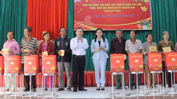 Đồng chí Lê Minh Trí, Ủy viên Bộ Chính trị, Bí thư Trung ương Đảng, Trưởng Ban Nội chính Trung ương cùng đồng chí Tôn Ngọc Hạnh, Ủy viên Trung ương Đảng, Phó Bí thư Thường trực Tỉnh ủy, Chủ tịch Hội đồng nhân dân tỉnh Đồng Nai trao quà Tết cho người dân.
