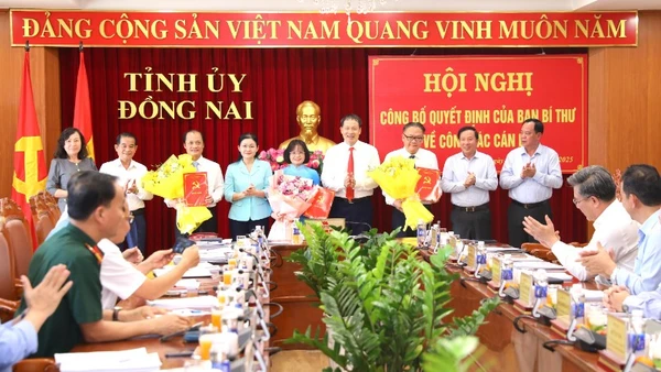 Các đồng chí trong tập thể Thường trực Tỉnh ủy Đồng Nai chúc mừng 3 đồng chí được chỉ định Ủy viên Ban Thường vụ Tỉnh ủy.