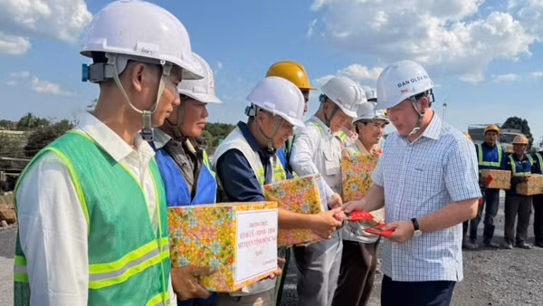 Phó Bí thư Tỉnh ủy, Chủ tịch Ủy ban nhân dân tỉnh Đồng Nai Nguyễn Văn Út tặng quà động viên người lao động làm việc dự án thành phần 1 dự án đường cao tốc Biên Hòa-Vũng Tàu.