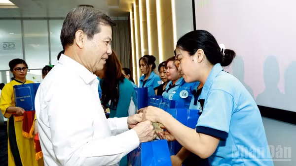 Đồng chí Lê Minh Trí, Ủy viên Bộ Chính trị, Bí thư Trung ương Đảng, Trưởng ban Nội chính Trung ương trao quà tặng cho công nhân Công ty Chang Shin Việt Nam Trách nhiệm hữu hạn.