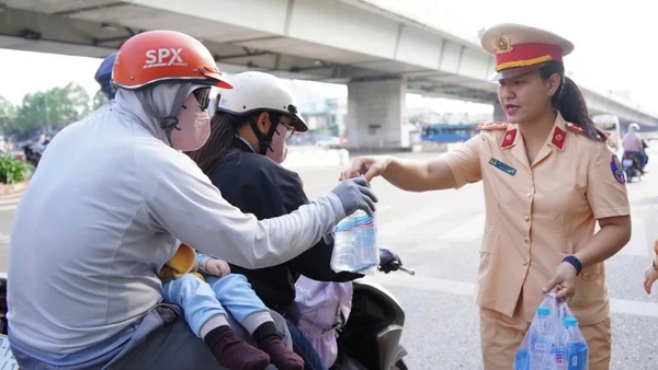 Nữ chiến sĩ Phòng Cảnh sát giao thông Công an tỉnh Đồng Nai tiếp sức người dân trở lại làm việc sau đợt nghỉ Tết trên Quốc lộ 1.