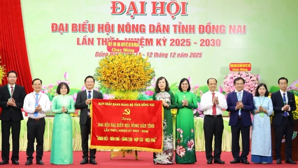 Lãnh đạo tỉnh Đồng Nai trao bức trướng của Ban Chấp hành Đảng bộ tỉnh tặng Đại hội đại biểu Hội Nông dân tỉnh lần thứ I, nhiệm kỳ 2025-2030.