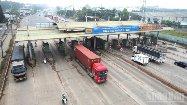 Trạm thu phí T1 trên Quốc lộ 51 đã ngưng thu phí từ năm 2023, nhưng đến nay vẫn chưa được tháo dỡ.