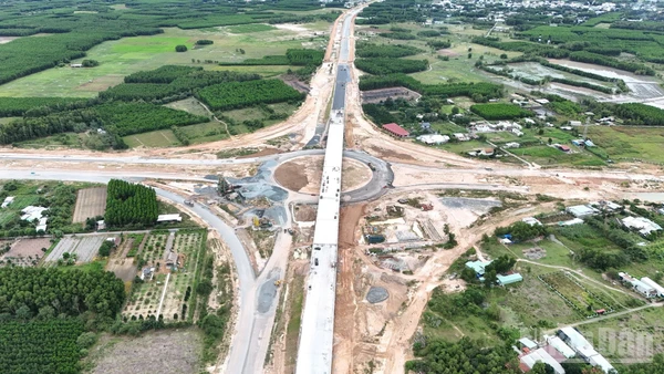 Các đơn vị thi công đang "chạy nước rút" để có thể thông xe kỹ thuật cao tốc Biên Hòa-Vũng Tàu và Vành đai 3-Thành phố Hồ Chí Minh trước ngày 19/12/2025. 