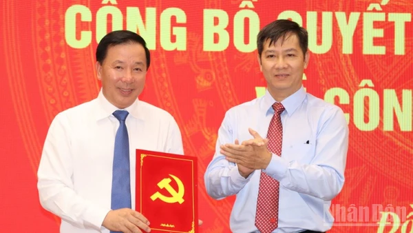 Đồng chí Nguyễn Thành Tâm trao quyết định cho đồng chí Nguyễn Văn Út.