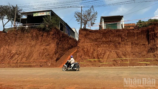 Hiện trường nhà người dân nằm chênh vênh bên vực sâu do quá trình hạ cốt nền thực hiện dự án nâng cấp, mở rộng đường ĐT 753. Theo ghi nhận chiều 4/3, việc thi công tại khu vực này đã được tạm dừng.