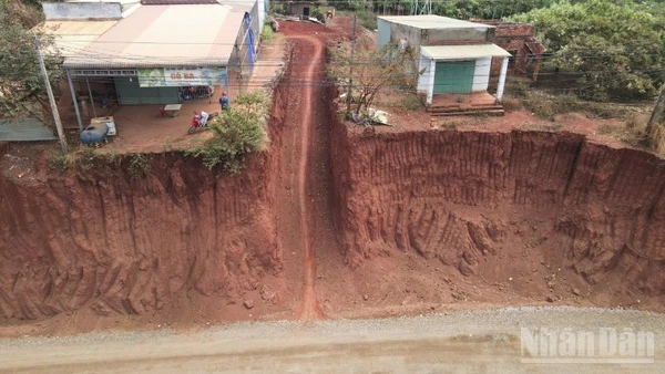 Quá trình thực hiện Dự án nâng cấp, mở rộng đường ĐT753, khiến 8 nhà dân chênh vênh bên "bờ vực" ở xã Tân Lợi.