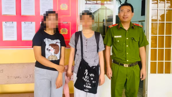 Công an phường Xuân Lập đã bàn giao chị O. (đứng giữa) cho gia đình.