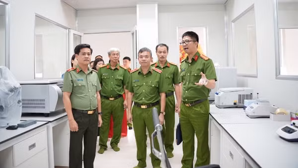 Thiếu tướng Nguyễn Tiến Nam, Viện trưởng Viện Khoa học Hình sự và Thiếu tướng Nguyễn Đức Hải, Giám đốc Công an thành phố Đồng Nai kiểm tra khu vực phòng giám định ADN.