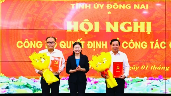 Đồng chí Tôn Ngọc Hạnh trao quyết định và tặng hoa chúc mừng đồng chí Nguyễn Văn Út và đồng chí Nguyễn Kim Long.