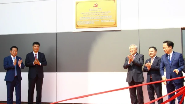 Phó Thủ tướng Thường trực Chính phủ Nguyễn Hòa Bình cùng các đại biểu chúc mừng Lễ gắn biển công trình chào mừng Đại hội đại biểu toàn quốc lần thứ XIV của Đảng tại dự án thành phần 2.