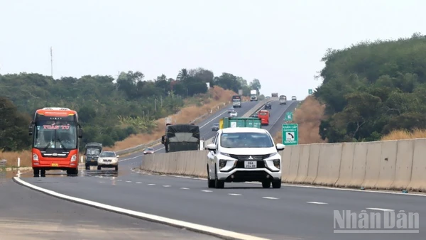 Phương tiện lưu thông trên cao tốc Phan Thiết-Dầu Giây, đoạn qua địa bàn tỉnh Đồng Nai.