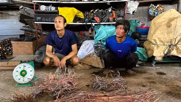 Hai đối tượng Trần Ngọc Huân (bên trái) Lê Thành Nguyên cùng tang vật.