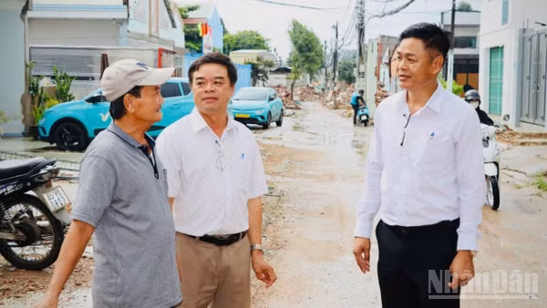 Lãnh đạo phường Tam Hiệp sâu sát với người dân bị ảnh hưởng trong quá trình thực hiện dự án trọng điểm trên địa bàn.