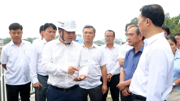 Phó Chủ tịch Ủy ban nhân dân tỉnh Đồng Nai Hồ Văn Hà (đội mũ) trao đổi với các đơn vị liên quan tại buổi kiểm tra.