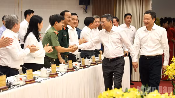 Thủ tướng Lê Minh Hưng với các đồng chí lãnh đạo thành phố Đồng Nai.