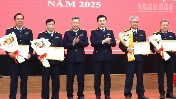 Lãnh đạo Cục Thuế và Thuế tỉnh Đồng Nai khen thưởng cho các đơn vị có thành tích xuất sắc trong thực hiện kế hoạch 60 ngày cao điểm chuyển đổi mô hình từ thuế khoán sang kê khai đối với hộ kinh doanh.