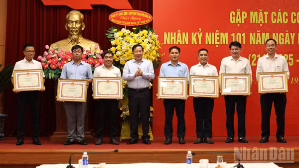 Phó Bí thư Thường trực Thành ủy, Chủ tịch Hội đồng nhân dân thành phố Đồng Nai Nguyễn Văn Út trao Bằng khen cho 7 cá nhân có thành tích xuất sắc trong việc tuyên truyền thành lập thành phố Đồng Nai.