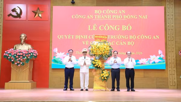 Lãnh đạo Thành ủy, Ủy ban nhân dân thành phố Đồng Nai chúc mừng Đại tá Trần Trọng Thủy.