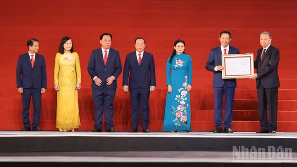 Tổng Bí thư, Chủ tịch nước Tô Lâm trao Nghị quyết của Quốc hội về thành lập thành phố Đồng Nai cho lãnh đạo thành phố Đồng Nai.