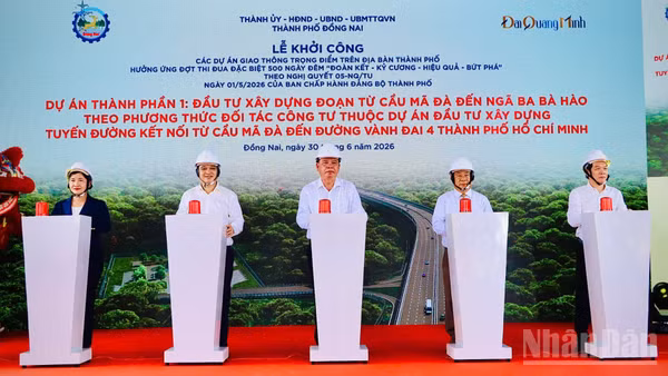 Lãnh đạo thành phố Đồng Nai và đại biểu thực hiện nghi thức khởi công Dự án thành phần 1 đoạn từ cầu Mã Đà đến ngã ba Bà Hào.