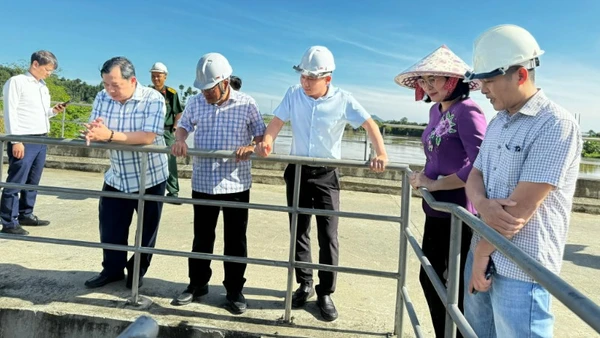 Phó Chủ tịch Ủy ban nhân dân tỉnh Đồng Nai Nguyễn Thị Hoàng (thứ 2 từ phải qua) kiểm tra vận hành Nhà máy Thủy điện Phú Tân 2.