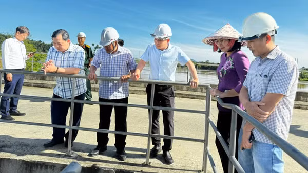 Phó Chủ tịch Ủy ban nhân dân tỉnh Đồng Nai Nguyễn Thị Hoàng (thứ 2 từ phải qua) kiểm tra vận hành Nhà máy Thủy điện Phú Tân 2.