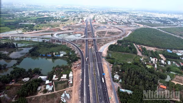 Cao tốc Biên Hòa-Vũng Tàu có chiều dài 54km đi qua địa bàn tỉnh Đồng Nai và Thành phố Hồ Chí Minh.