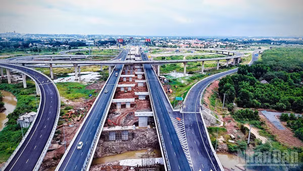 Hiện trạng dự án mở rộng cao tốc Thành phố Hồ Chí Minh-Long Thành, khu vực nút giao Long Thành kết nối trực tiếp với sân bay Long Thành.