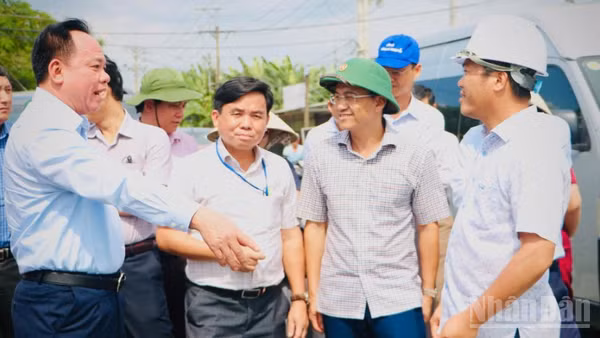Phó Bí thư Thành ủy Đồng Nai Võ Tấn Đức (bên trái) chỉ đạo tại buổi kiểm tra trên công trường dự án đường Vành đai 3-Thành phố Hồ Chí Minh, đoạn qua địa bàn xã Phước An.