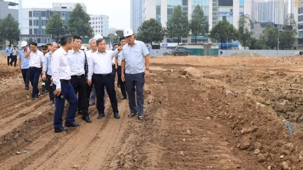 Chủ tịch Ủy ban nhân dân thành phố Hà Nội Vũ Đại Thắng kiểm tra công trình chống ngập hồ đầu mối Mễ Trì (hồ Đồng Bông 2). 