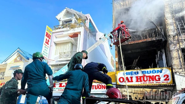 Cán bộ, chiến sĩ Đồn Biên phòng Cửa khẩu cảng Năm Căn phối hợp các lực lượng chữa cháy.
