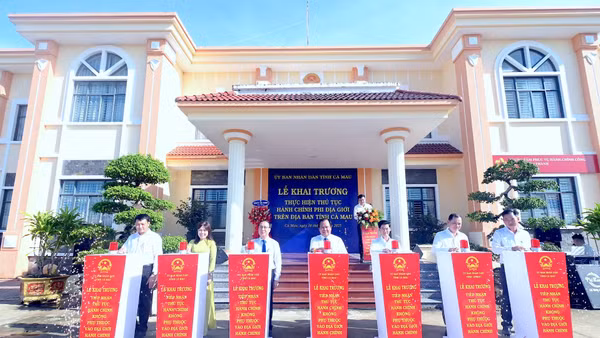 Lãnh đạo tỉnh Cà Mau và phường Tân Thành thực hiện nghi thức khai trương điểm phục vụ thủ tục hành chính phi địa giới vào sáng 18/8. (Ảnh: Thanh Minh)