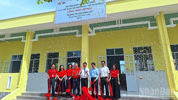 Nghi thức bàn giao 4 phòng học được xây dựng mới do Tập đoàn Central Retail Việt Nam tài trợ cho Trường tiểu học Đông Hải.