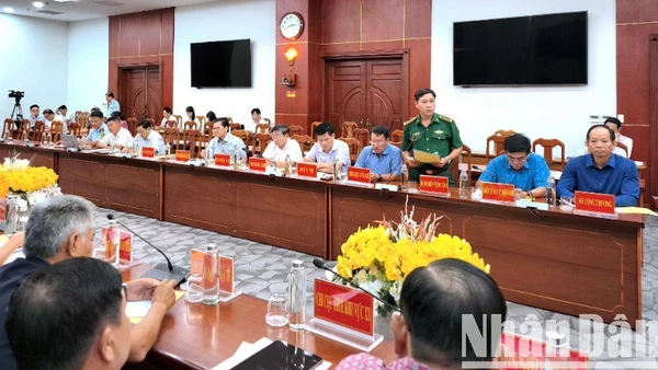 Đại diện Bộ đội Biên phòng Cà Mau báo cáo tình hình thực hiện cao điểm đấu tranh ngăn chặn, đẩy lùi tình trạng buôn lậu.