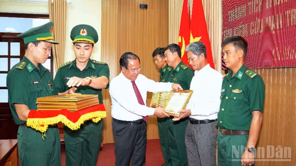 Phó Chủ tịch Ủy ban nhân dân tỉnh Cà Mau Nguyễn Minh Luân (thắt cà vạt) trao tặng Bằng khen của Chủ tịch Ủy ban nhân dân tỉnh cho các các cá nhân tham gia cứu hộ, cứu nạn.