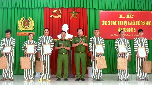 Đại diện Công an tỉnh Cà Mau trao Giấy chứng nhận đặc xá và quà cho các phạm nhân được đặc xá vào sáng 1/9.