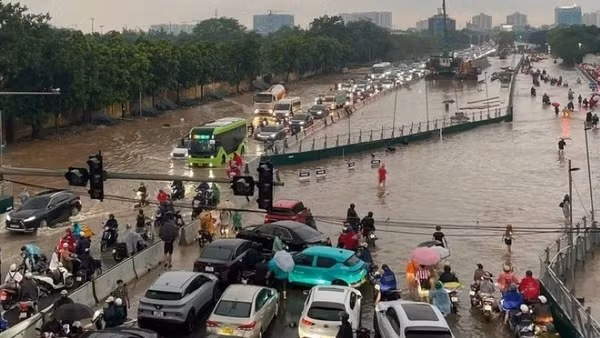 Mưa lớn ngày 31/7 gây ngập sâu tại đường Đàm Quang Trung, phường Long Biên. (Ảnh: Quang Minh)