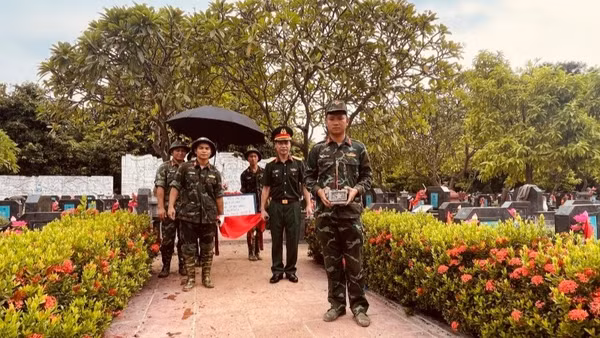 Các cán bộ, chiến sĩ chuẩn bị thủ tục lấy mẫu hài cốt liệt sĩ tại Nghĩa trang Mai Dịch. (Ảnh: Đắc Sơn)